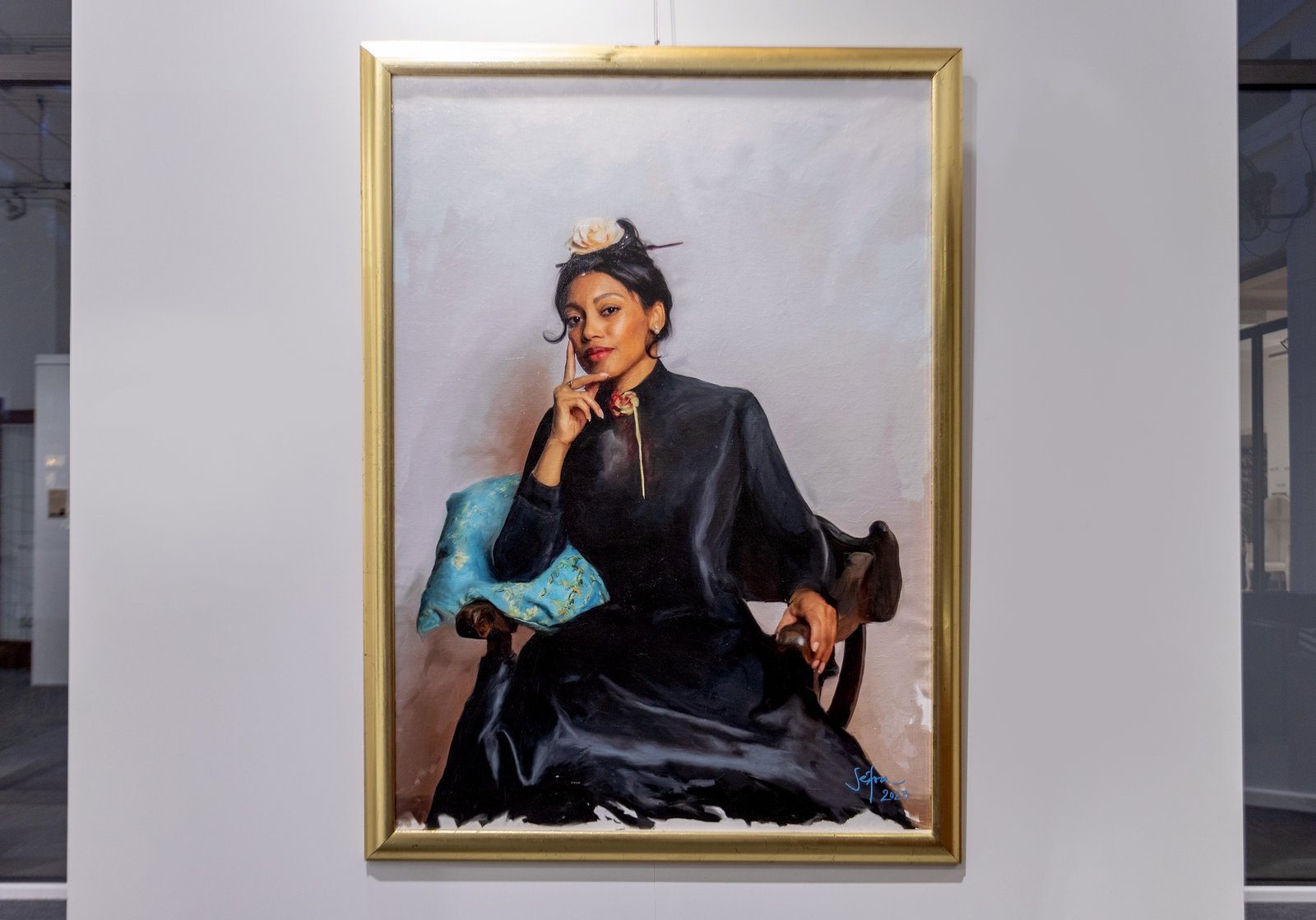 Dignidad en la exposición Retratos Femeninos en The Westin Valencia
