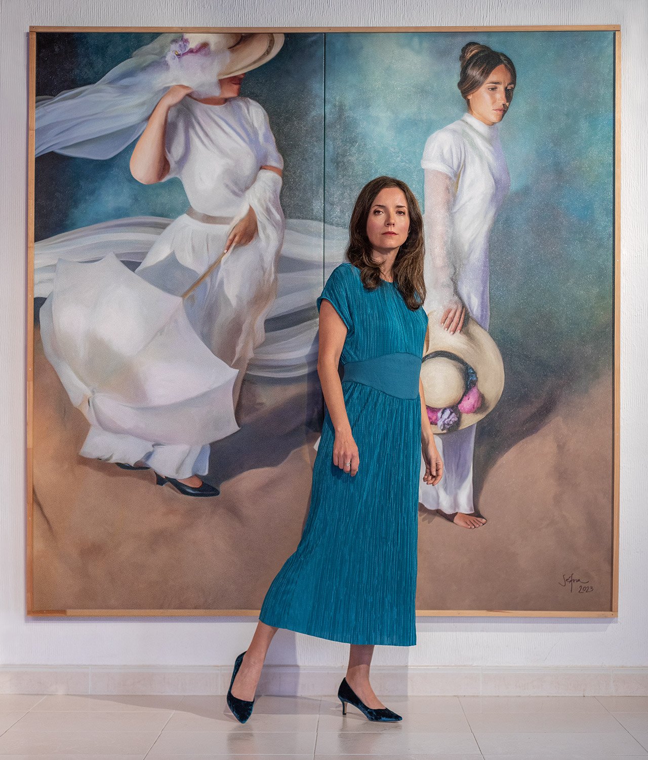 Séfora Camazano junto a una obra de la serie Retratos Femeninos