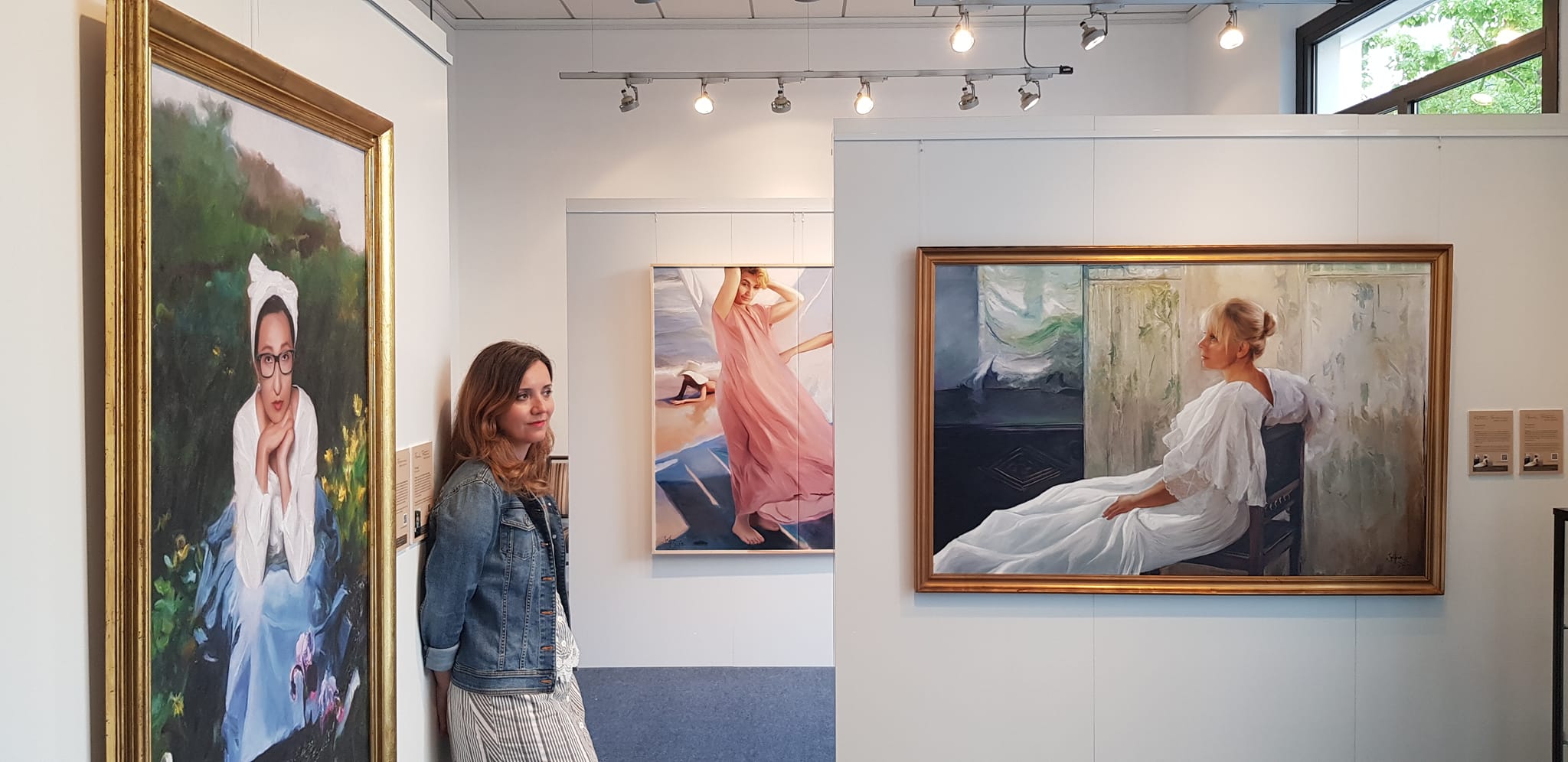 Séfora Camazano junto a la exposición Retratos Femeninos en The Westin Valencia