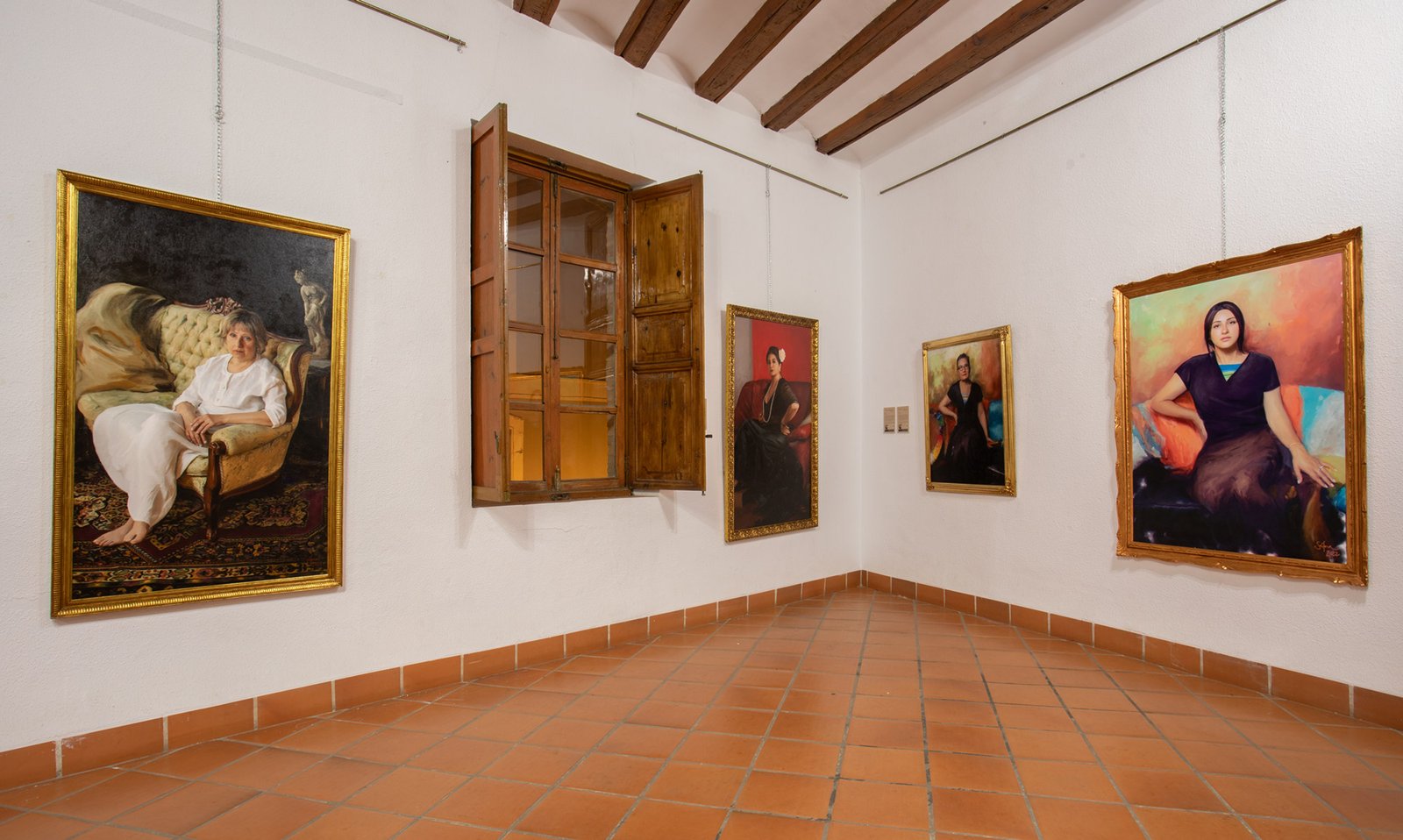 Paz en Female Portraits en el Former Bétera Town Hall